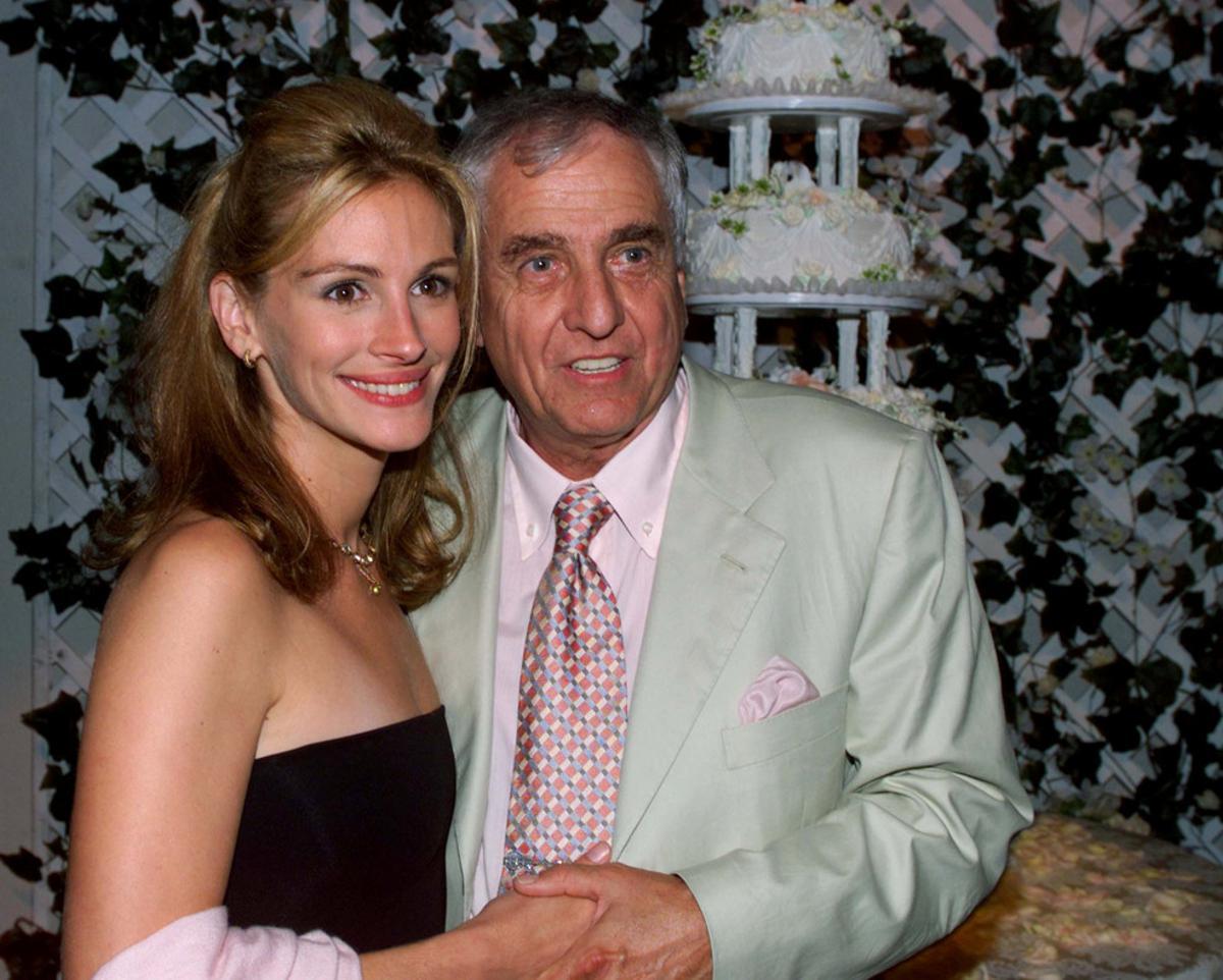 Actress Julia Roberts, star of the new comedy film  Runaway Bride, poses with the film’s director Garry Marshall at a party following the film’s premiere July 25, 1999 in Los Angeles.  REUTERS/Fred Prouser/Filer Photo     TPX IMAGES OF THE DAY