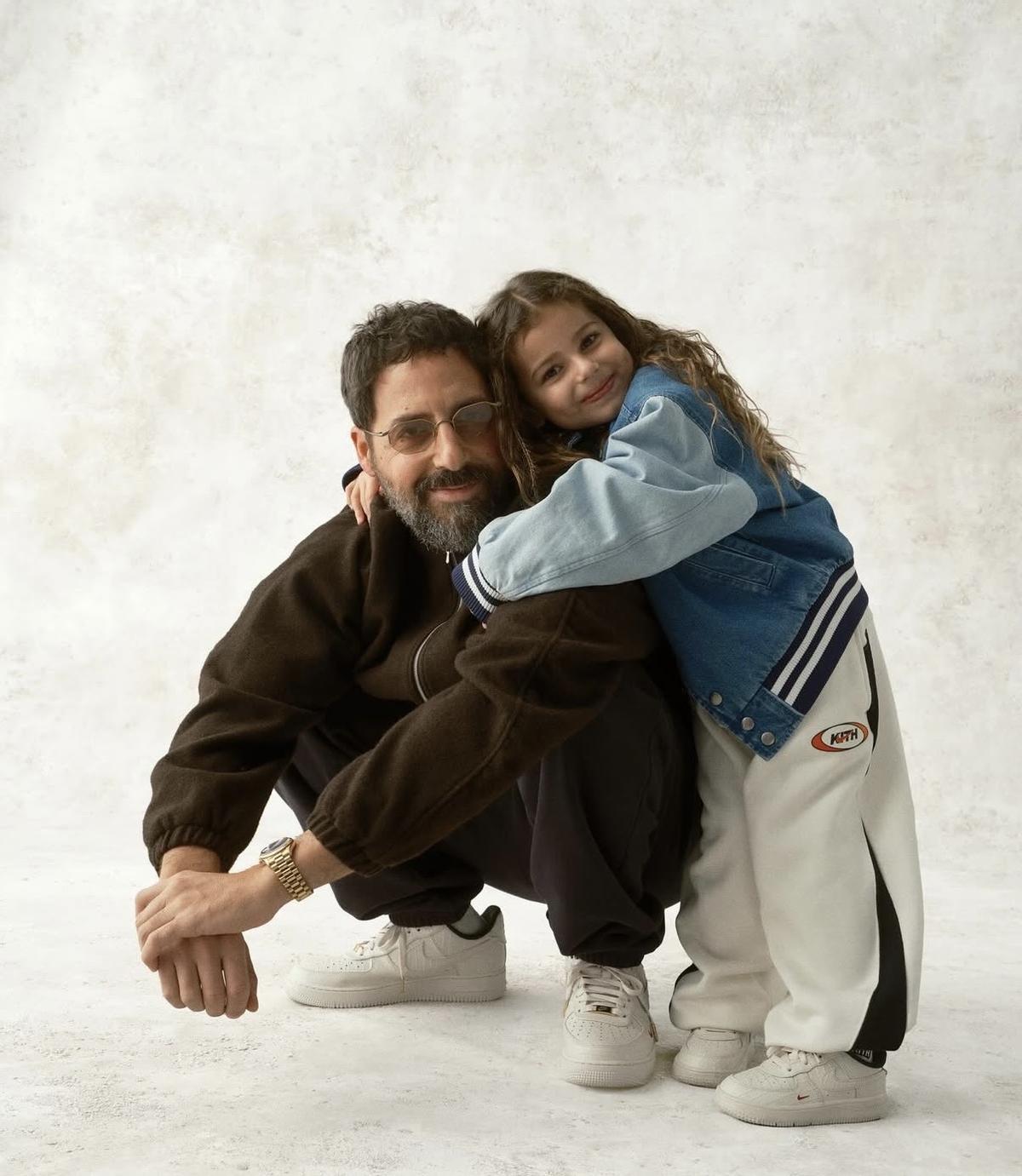 El CEO de Kith, Ronnie Fieg, con una de sus hijas, en una de las imágenes promocionales de la campaña.