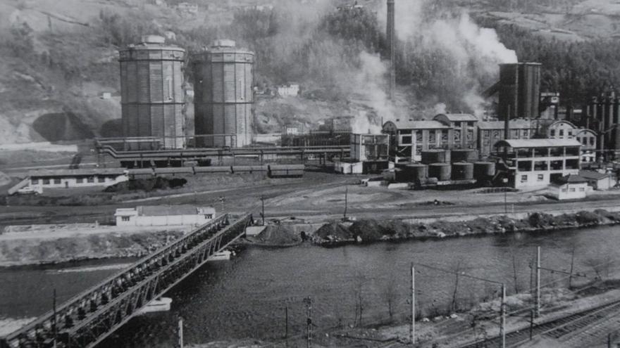 Las chimeneas de Fábrica de Mieres, en plena actividad, en los años sesenta. | LNE