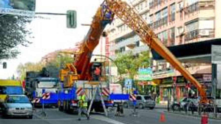 Una grúa causa problemas de tráfico en un tramo de la calle Gil Cordero