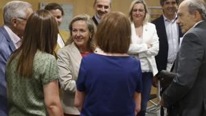 La vicepresidenta primera, Nadia Calviño, conversa con representantes de los usuarios de banca en la reunión de este jueves.