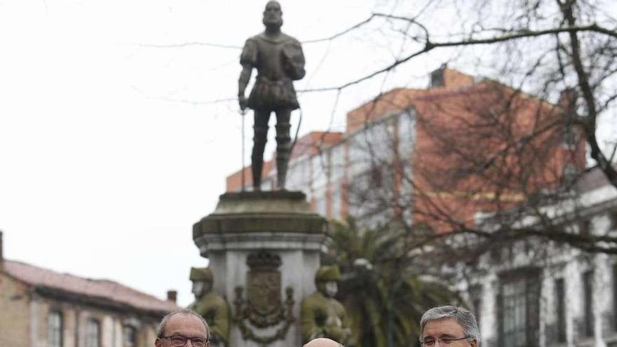 Por la izquierda, Luis Antonio García, Luis Rodríguez y Román Antonio Álvarez, delante de la estatua de Pedro Menéndez, en el parque del Muelle.