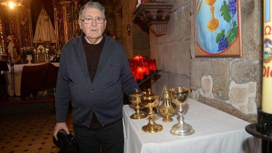 El sacerdote de San Pedro de Cea, Juan Figueras, muestra el cáliz, el incensario y las copas recuperadas por la Policía. // Noé Parga