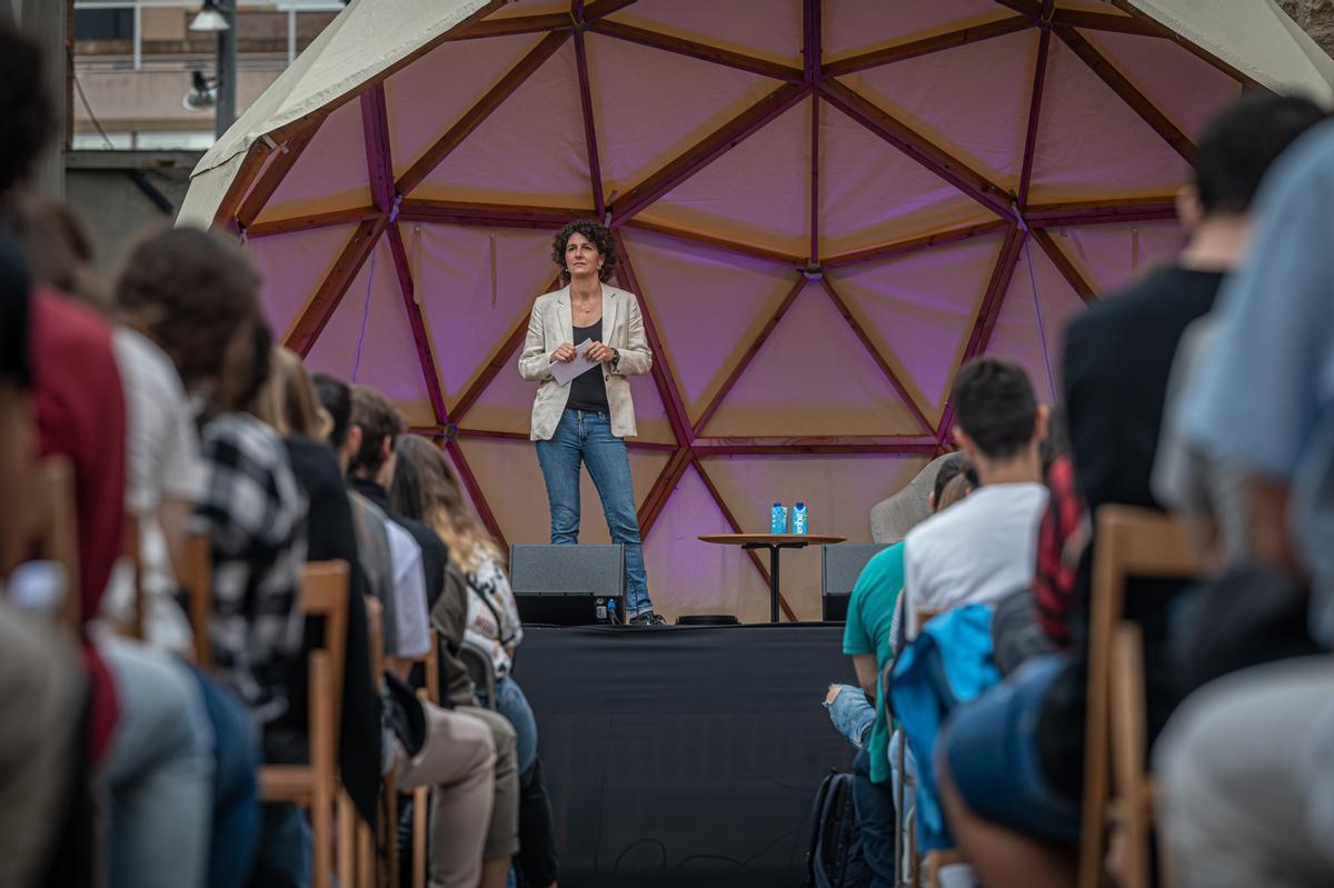 Encuentro entre la filósofa Marina Garcés y varios grupos de secundaria, en el marco de la Bienal de Pensamiento