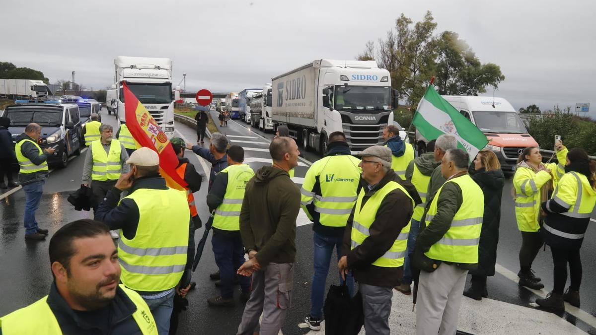 Corte de la A4 en el cruce hacia La Rambla en la mañana de este viernes.