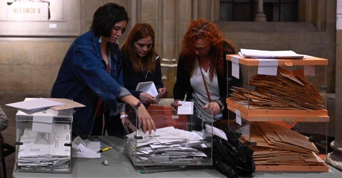 Recuento de votos en el colegio electoral de la Universidad de Barcelona.