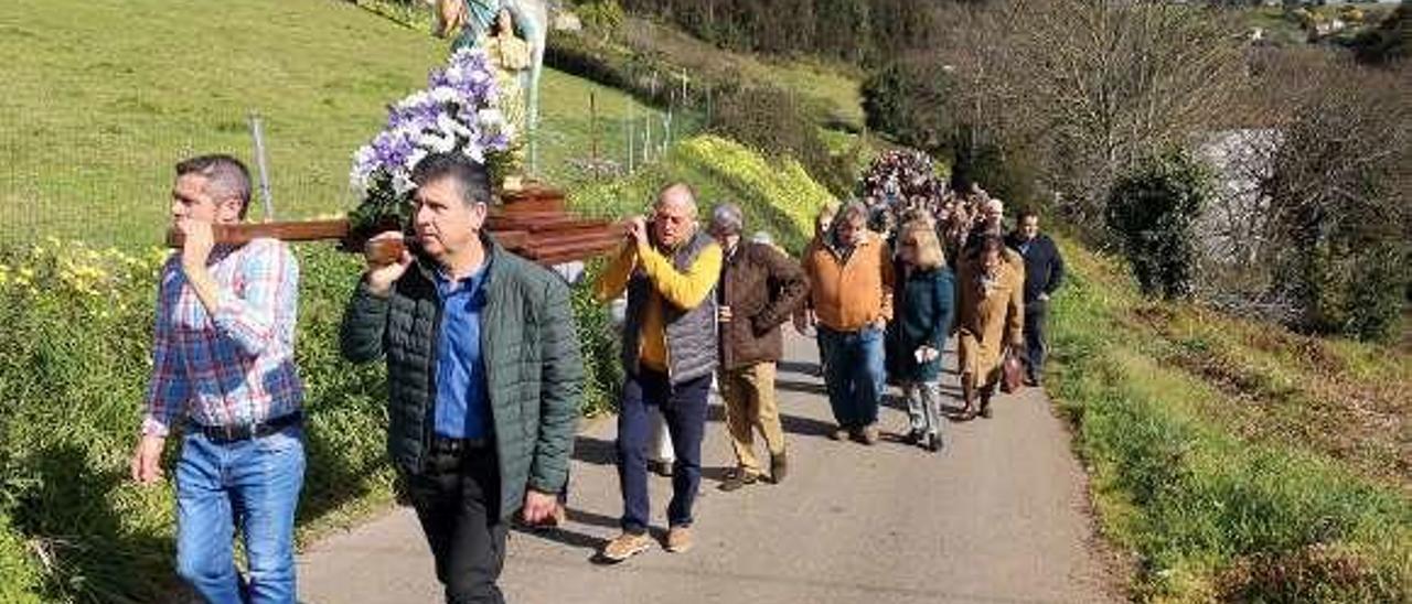 La procesión, desde la iglesia hasta la ermita del Santo Ángel de la Guardia, ayer.