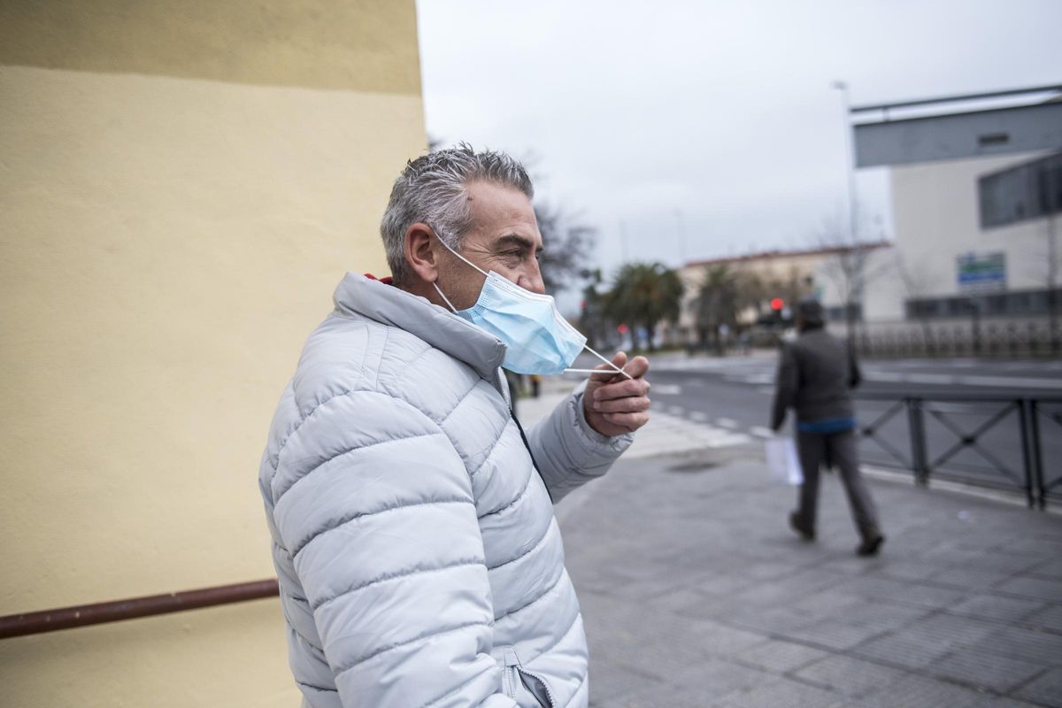 Carlos Casado se quita la protección tras salir del centro sanitario.