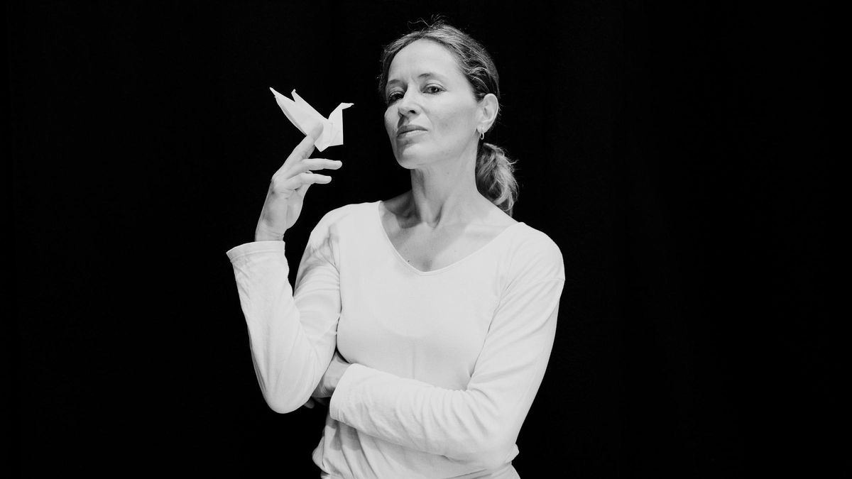Marta Larralde, fotografiada en la Sociedad Cervantina donde presenta 'Miss bujía'.