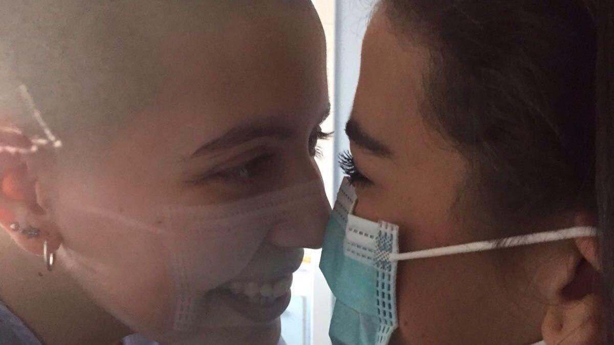 Durante su tratamiento, Sandra y su hermana, uno de sus grandes apoyos, se veían a través de un cristal