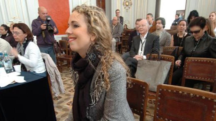 La nueva concejala del PP, Carolina León, en primer plano.  Detrás, su padre el ex alcalde José Vicente León.i J. C. CASTRO