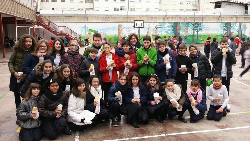 Los alumnos han podido disfrutar del desayuno en el patio