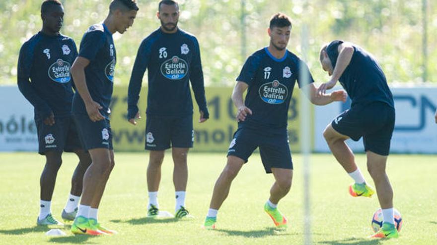 Marlos, con otros compañeros, en un entrenamiento.