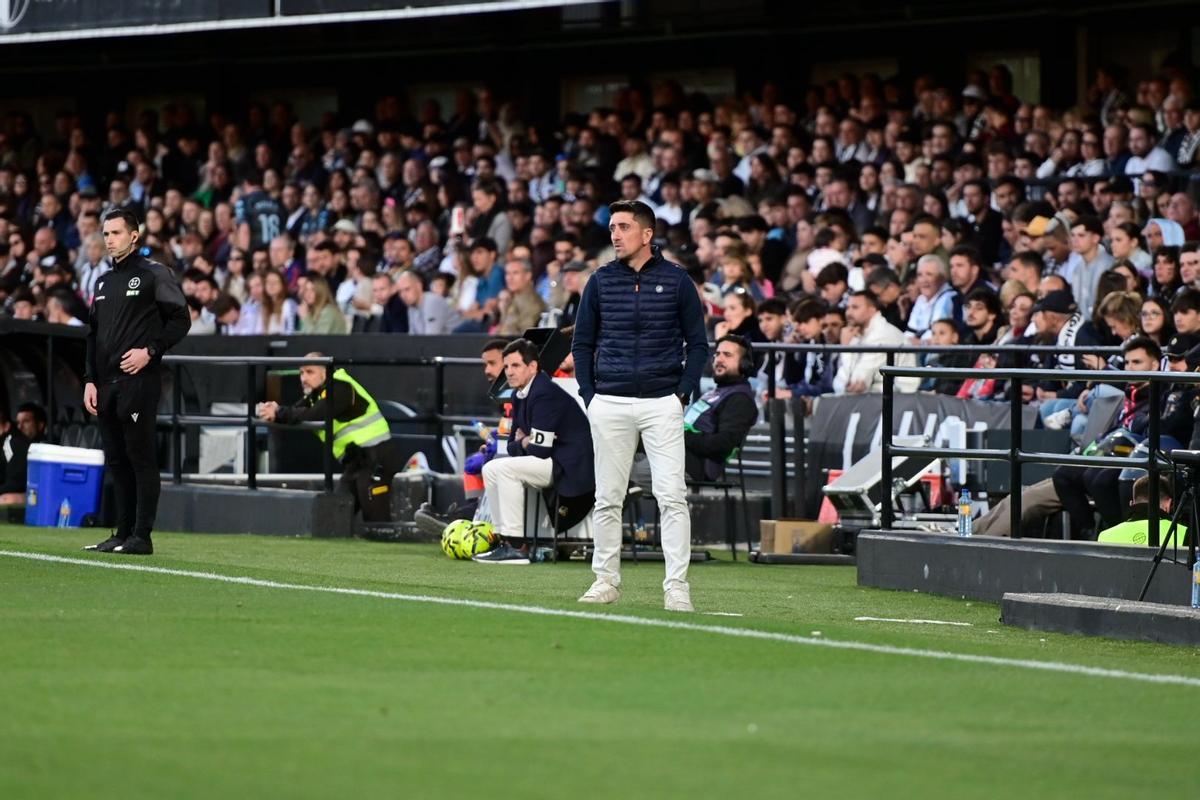 Pablo Hernández, en la banda viendo el Castellón-Granada