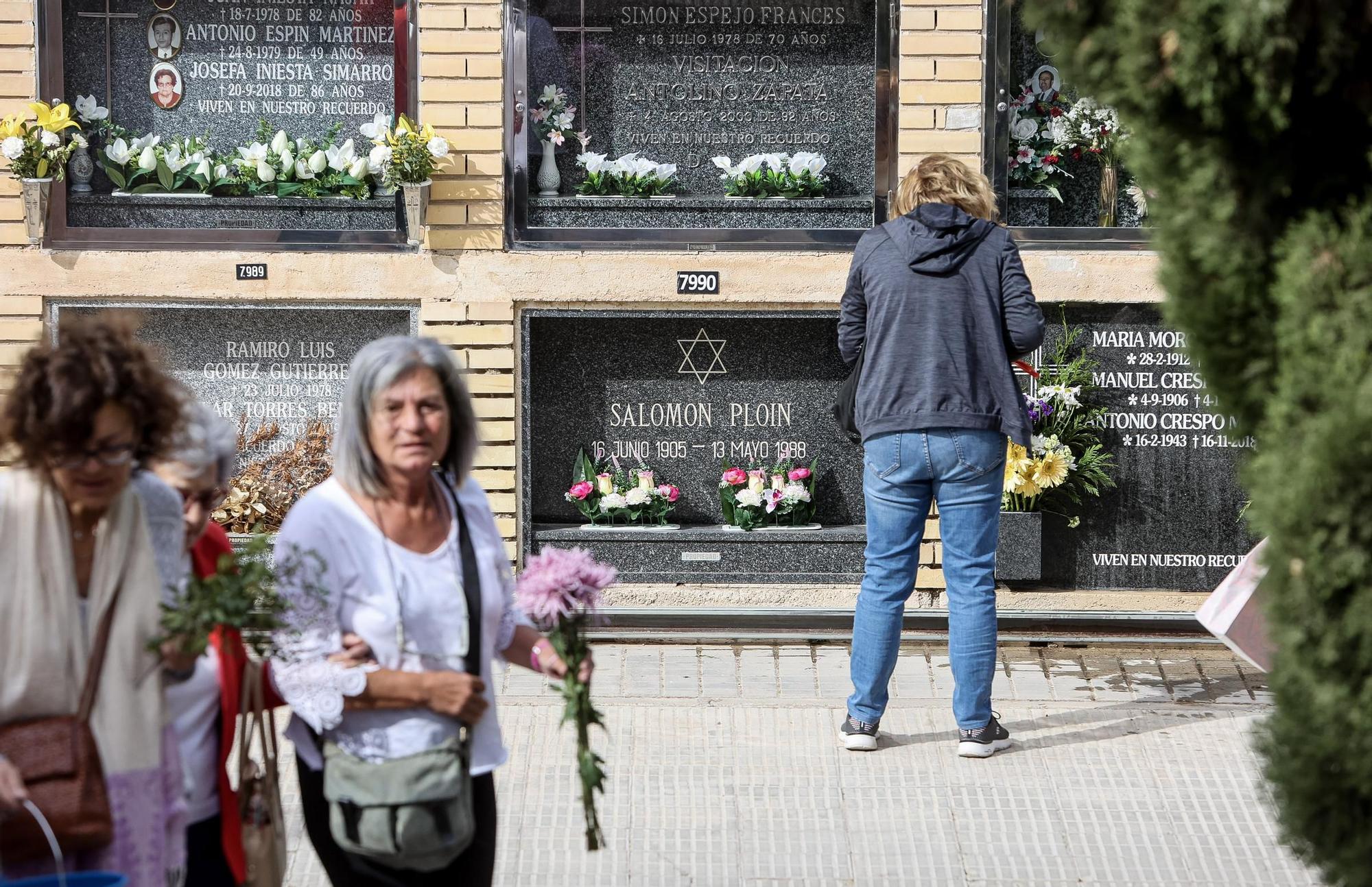 Cementerio de Alicante el día de Todos los Santos