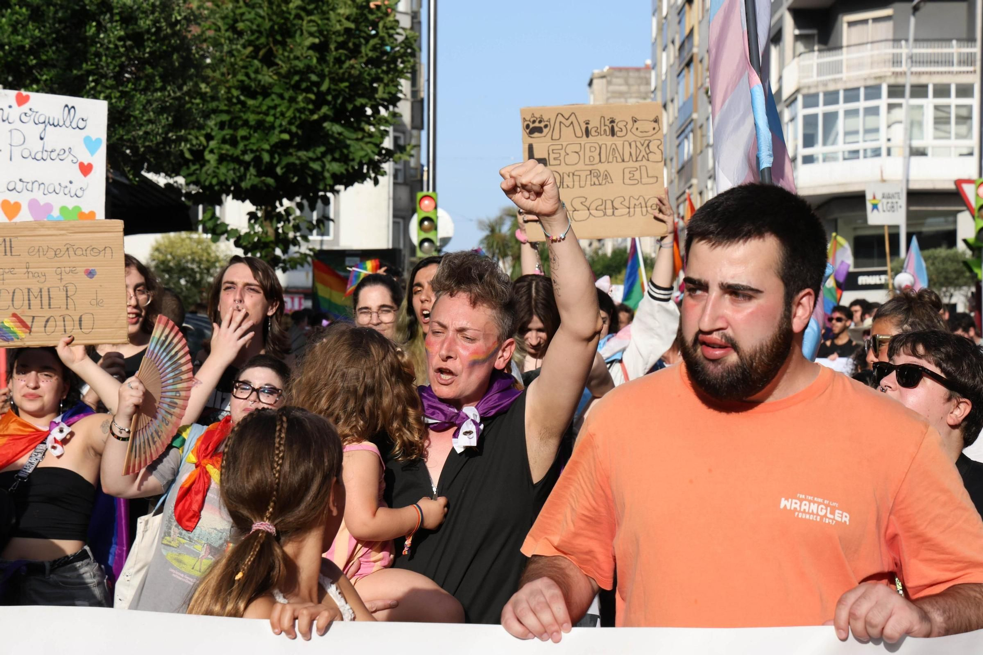 Una multitudinaria marcha celebra el Orgullo más colectivo en Vigo