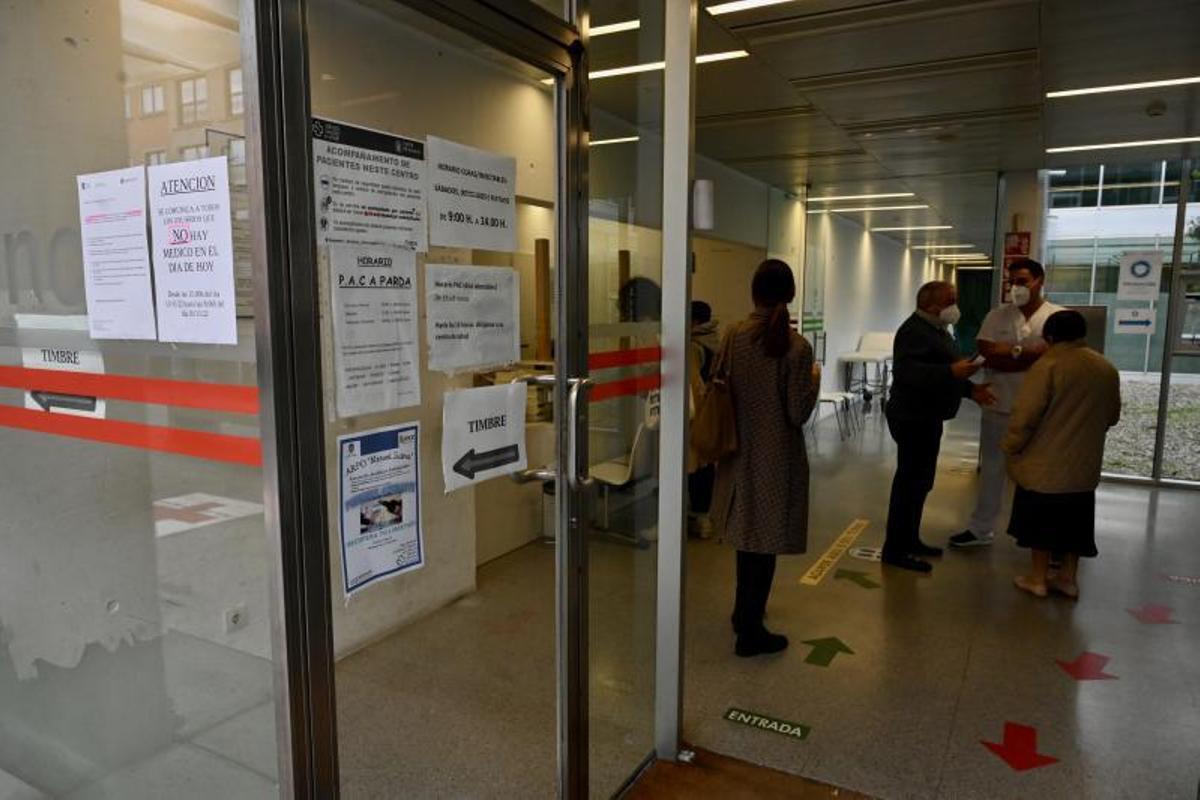 Carteles anunciando falta de médicos en el PAC de A Parda el pasado mes de noviembre. // RAFA VÁZQUEZ