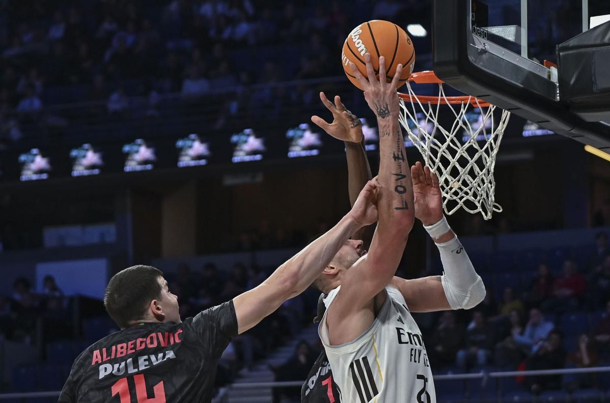 MADRID, 08/02/2026.- Alex Len (d), del Real Madrid, durante el partido de Liga ACB disputado este domingo en el Palacio de los Deportes de Madrid. EFE/Fernando Villar