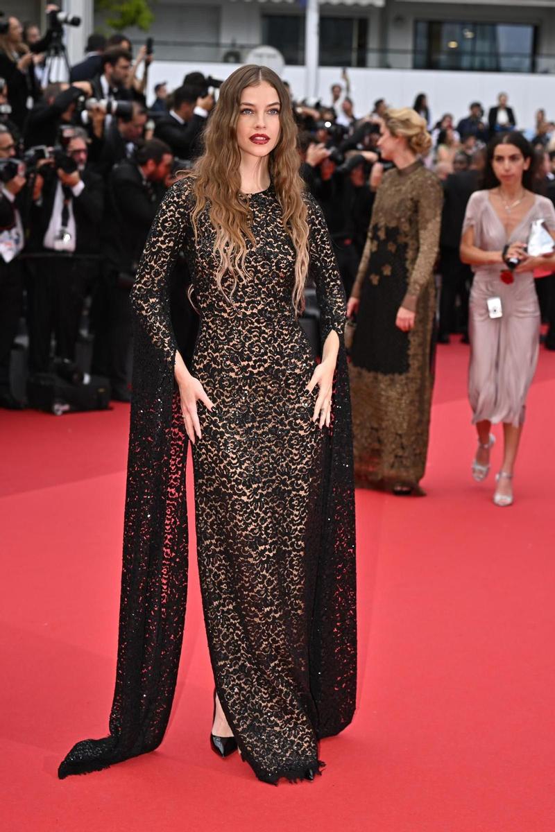 Barbara Palvin con vestido de encaje y lentejuelas en Cannes