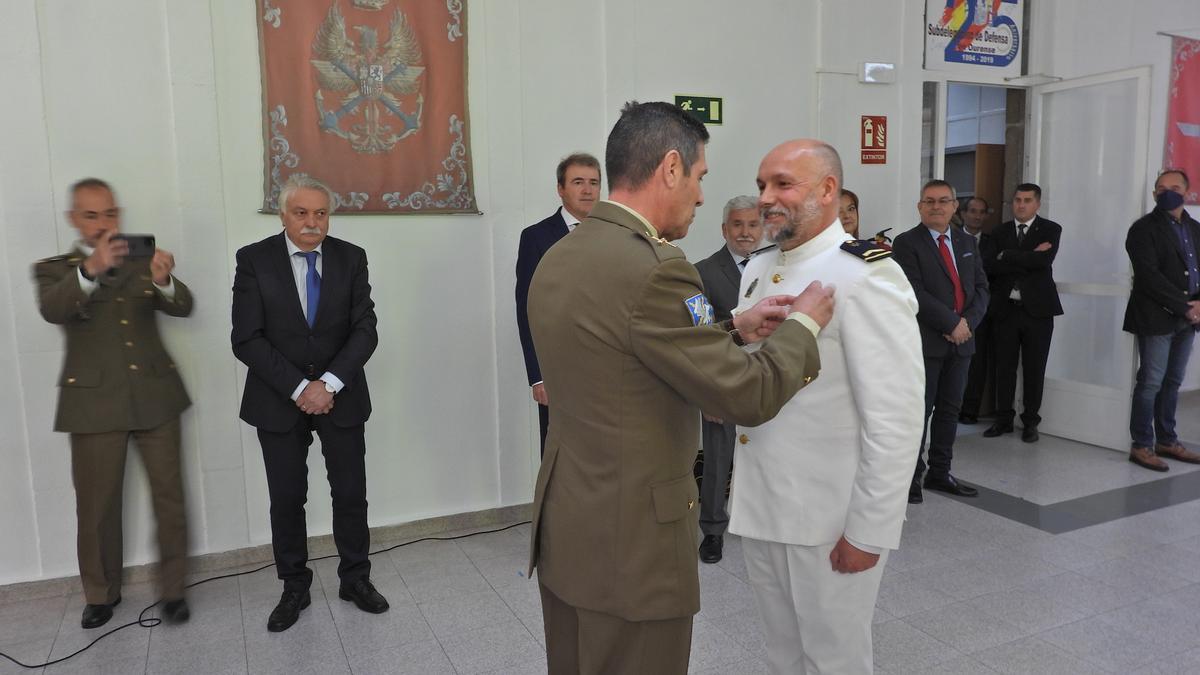 El subteniente Gonzalo Ferreiro recibe su condecoración.