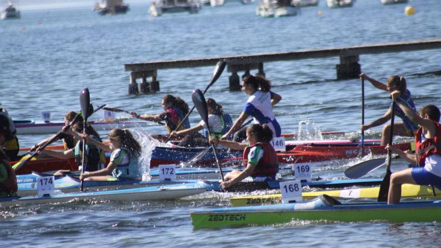 Las piragüas invaden La Ribera