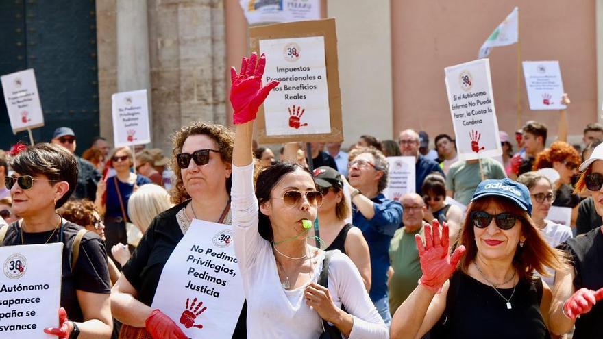 Los autónomos valencianos toman el centro de València para reclamar una legislación propia