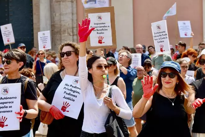 Los autónomos valencianos toman el centro de València para reclamar una legislación propia