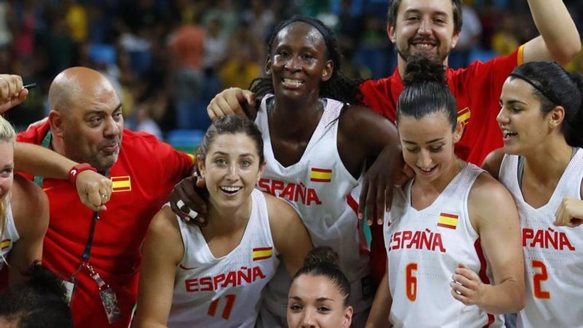 Astou Ndour, celebrando junto al resto de la seleción la medalla de plata