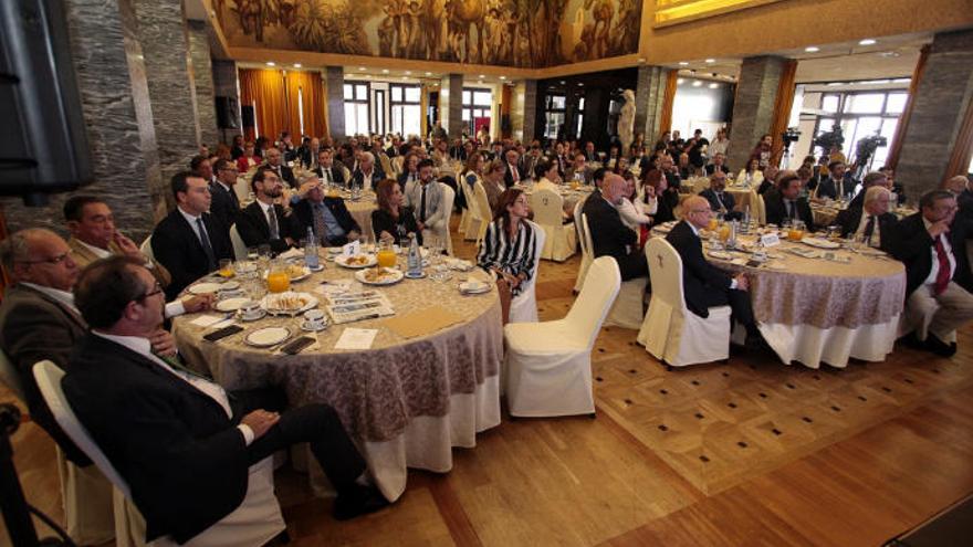 Panorámica del salón de actos del Real Casino de Tenerife, que ayer acogió el &#039;Encuentro de Líderes&#039; organizado por Prensa Ibérica y la Cadena Ser.