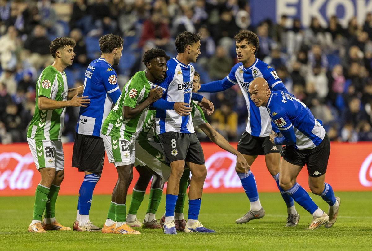 Aitor Gismera, a la izquierda de la imagen con el dorsal 20, durante la última visita del Betis B al José Rico Pérez.