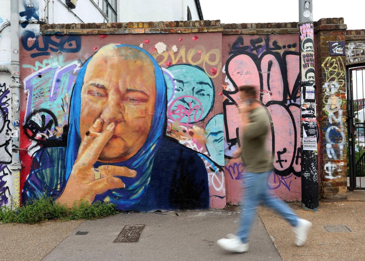 Fans de la cantante irlandesa Sinead OConnor dan su último adiós en las afueras de su antigua casa