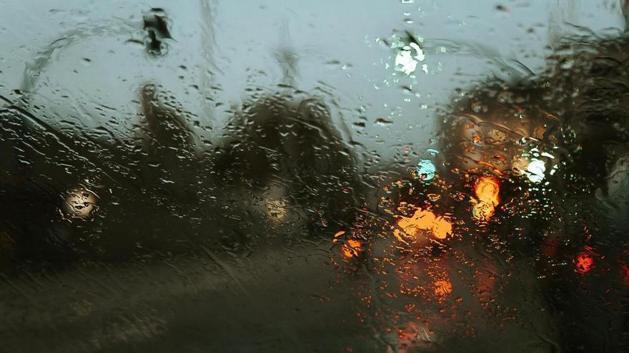 El truco definitivo y natural para repeler el agua de lluvia en la luna del coche