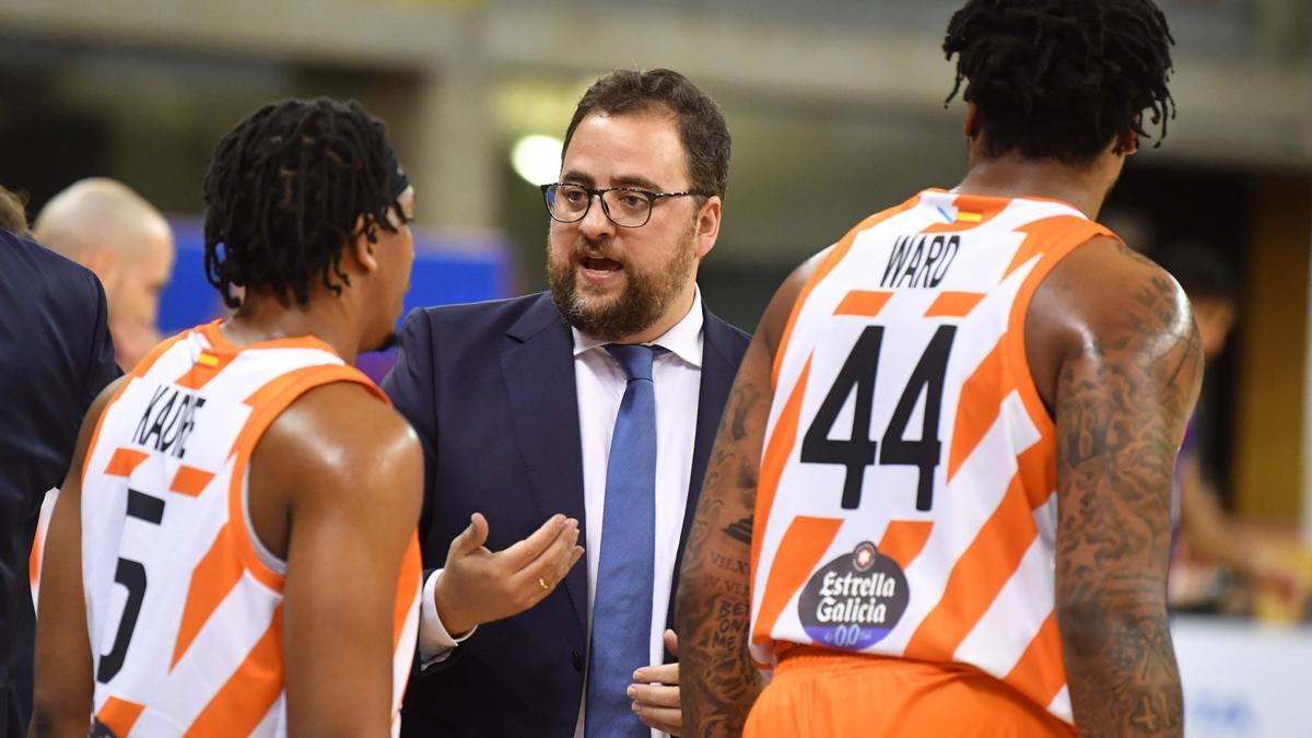 Sergio García da instrucciones a los jugadores.