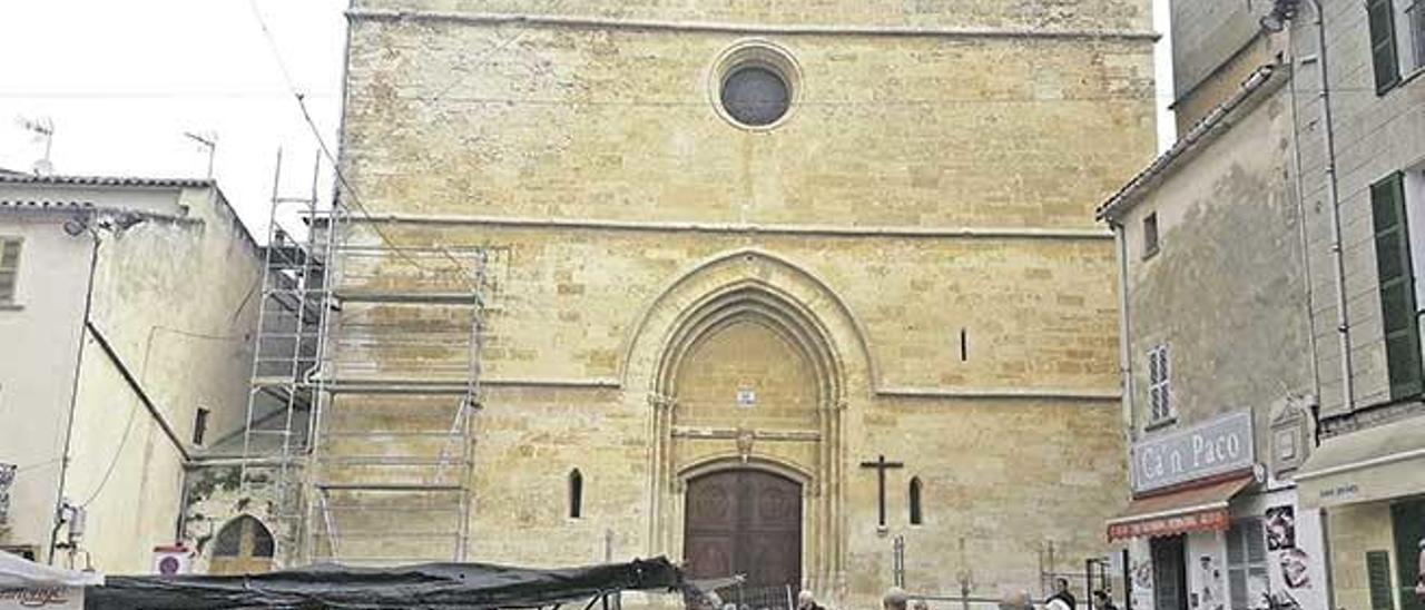 Imagen reciente de la fachada de la parroquia de Santa Maria sin los andamios que han cubierto el templo desde el año 2012.