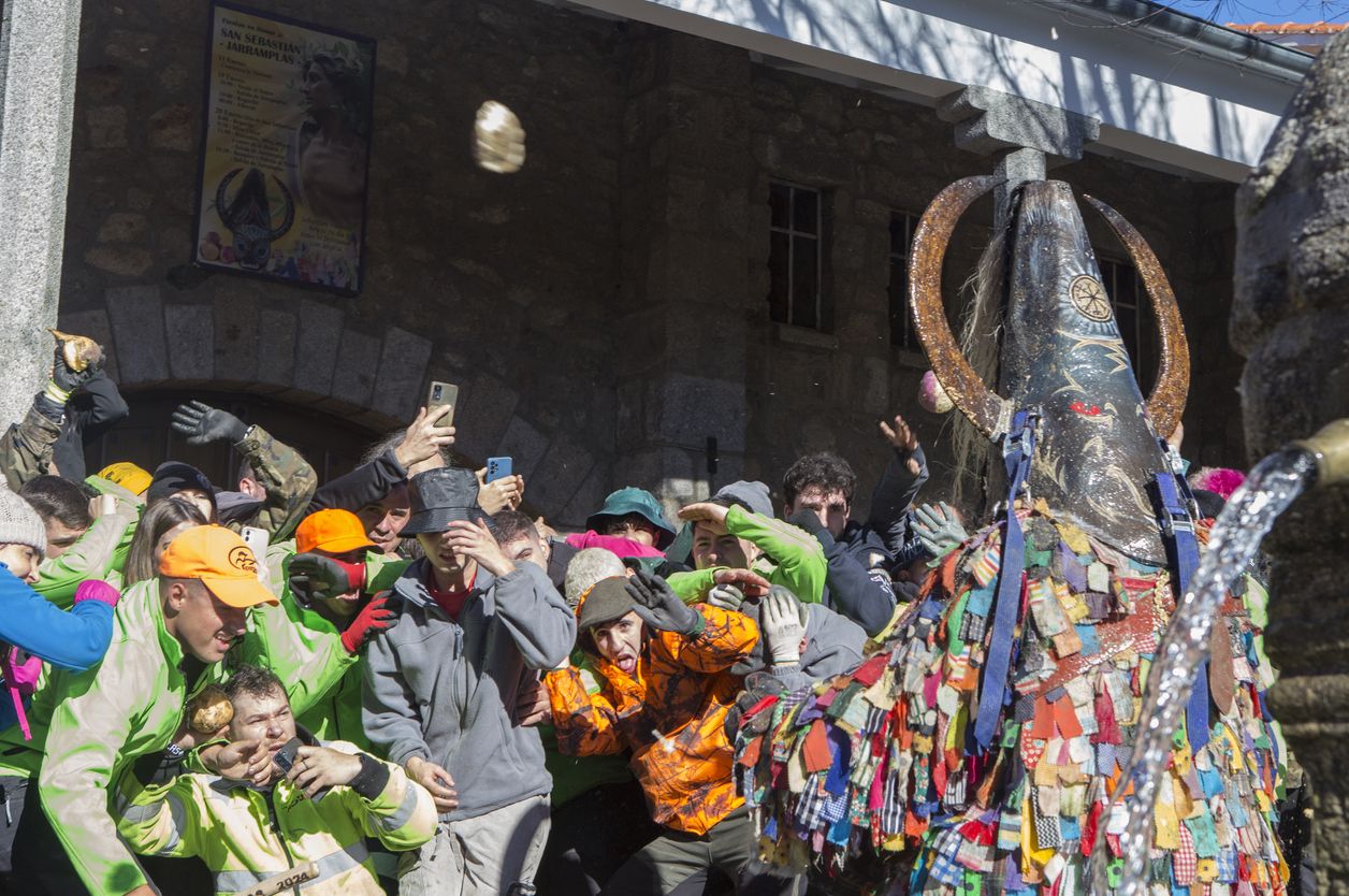 Lanzamientos de nabos cerca de la fuente, Fiesta de Jarramplas.
