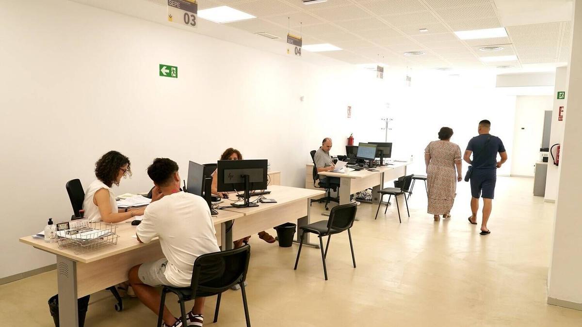 Usuarios en la oficina del SEPE y del SAE en la barriada de El Palo en Málaga.