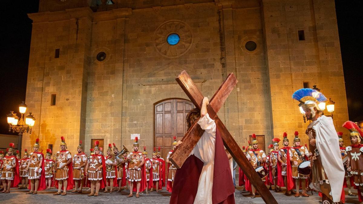 Agüimes revive la Pasión de Orlando Hernández con más de un centenar de vecinos en su casco histórico