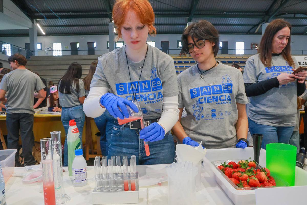 Dos jóvenes trabajan en uno de los experimentos que se elaboraron en Salnés Ciencia.