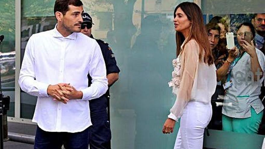 Casillas, a su salida del hospital, junto a su mujer, Sara Carbonero.