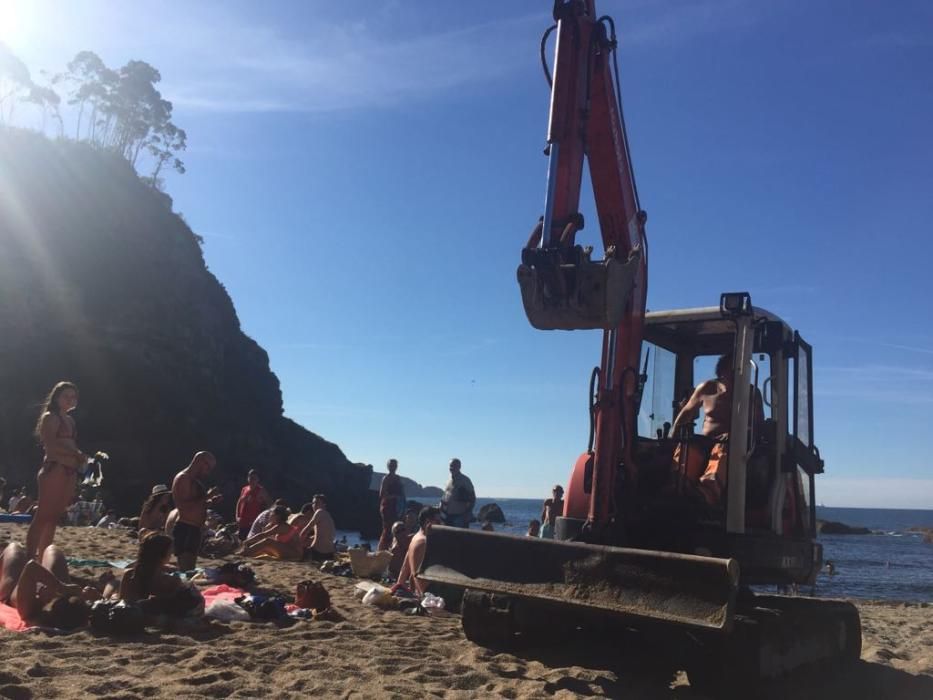 Los bañistas se levantan, indignados, obligados por una máquina en la playa de Estaño.