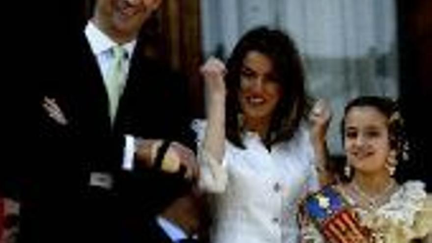 Letizia se interesa por el traje que lucen las falleras