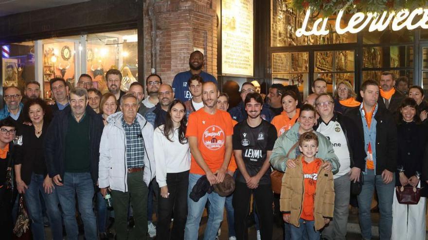 Epi y Diagne, con la familia naranja