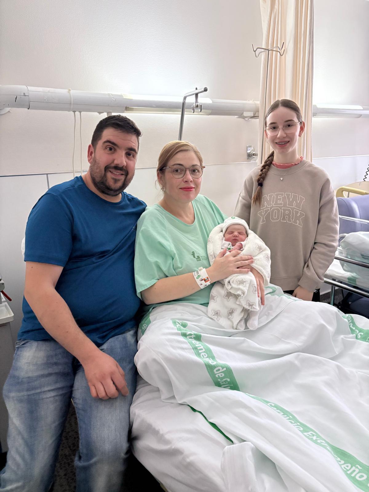 Irene con su familia esta mañana.