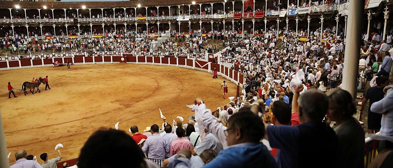 El público de El Bibio pide las orejas para Álvaro Lorenzo en uno de los festejos celebrados en 2019.