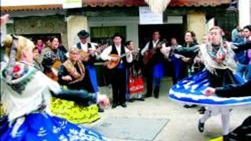 El folclore atrae a varios miles de personas en Villanueva