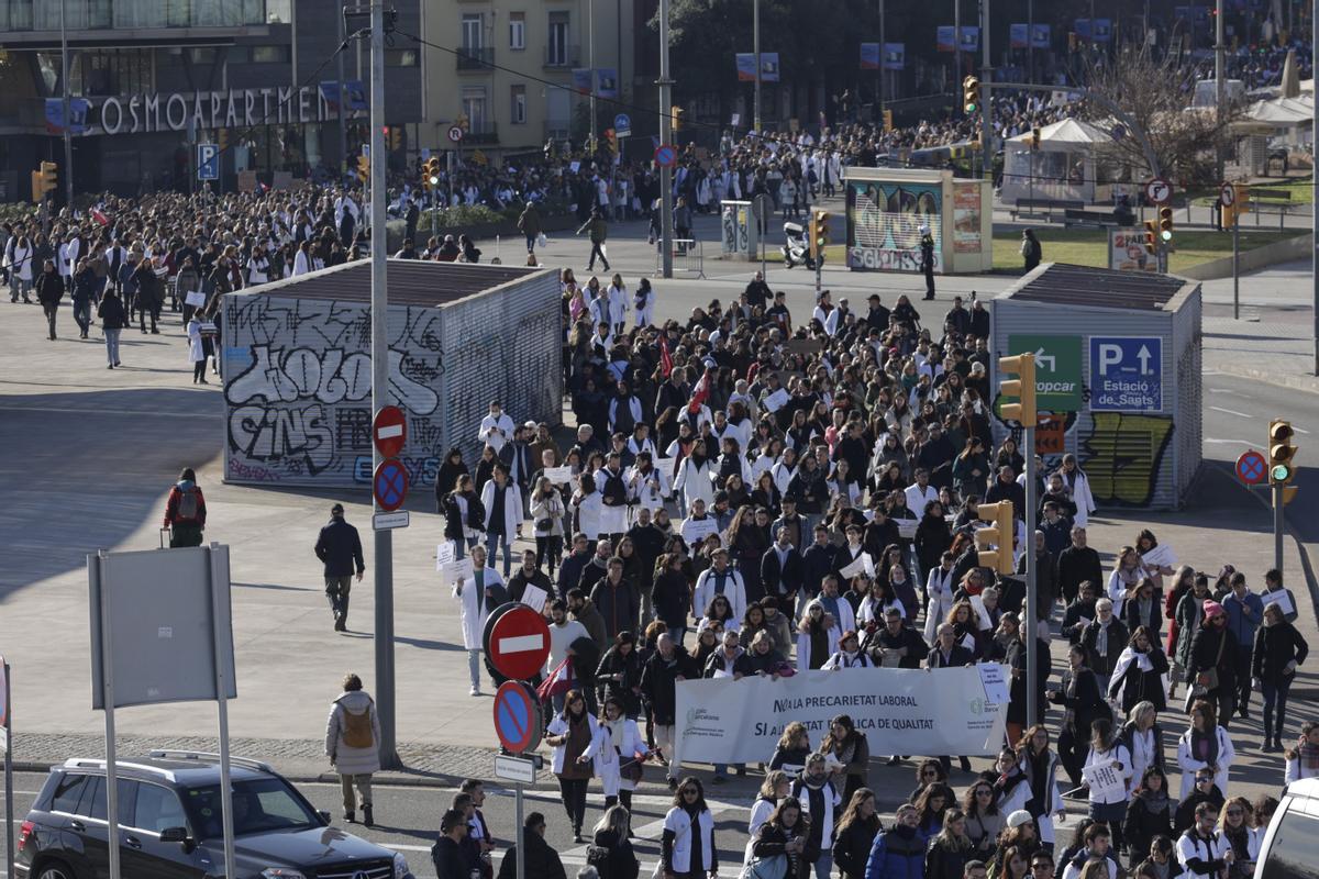 Los sanitarios se han manifestado desde el Departament de Salut hasta la estación de Sants en defensa de la sanidad pública durante el primer día de la huelga de médicos.