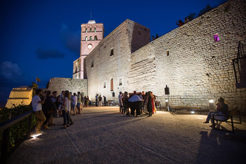 Con una fiesta se reabrieron anoche al público los jardines de Antoni Marí Ribas Portmany o de la Cúria, como se los conoce popularmente, después de más de un año en obras.