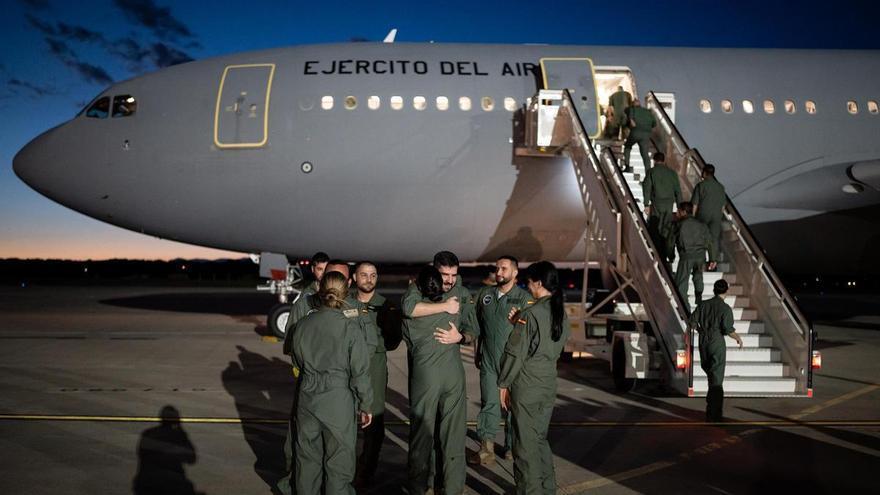 Roses celebra l&#039;arribada de l&#039;Álex a casa, repatriat en un avió militar després de dos mesos de calvari a Tailàndia