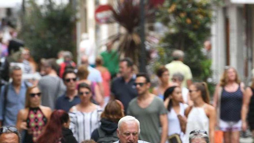 Un turista mira el mapa en una calle del centro de la ciudad.