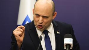 El primer ministro israeli, Naftali Bennett, en el Parlamento este lunes.